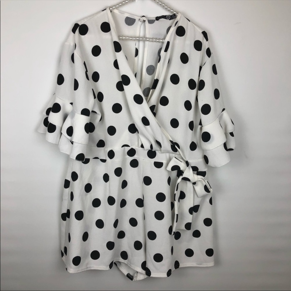 NWT Boohoo Romper brand new !!